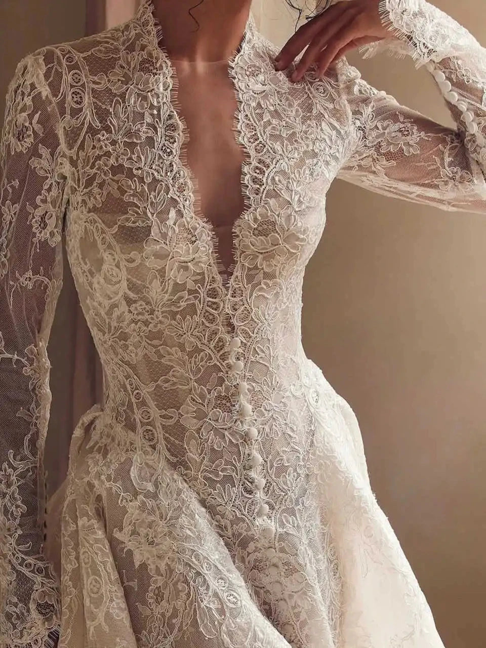 Robe de mariée en organza et tulle col V – CLEVI Paris
