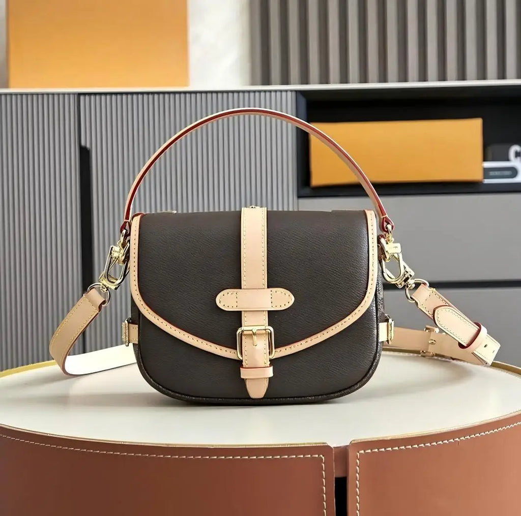 Sac Épaule Femme Cuir Véritable Vache Format Carré Texture Luxe Port Main & Épaule – CLEVI Paris