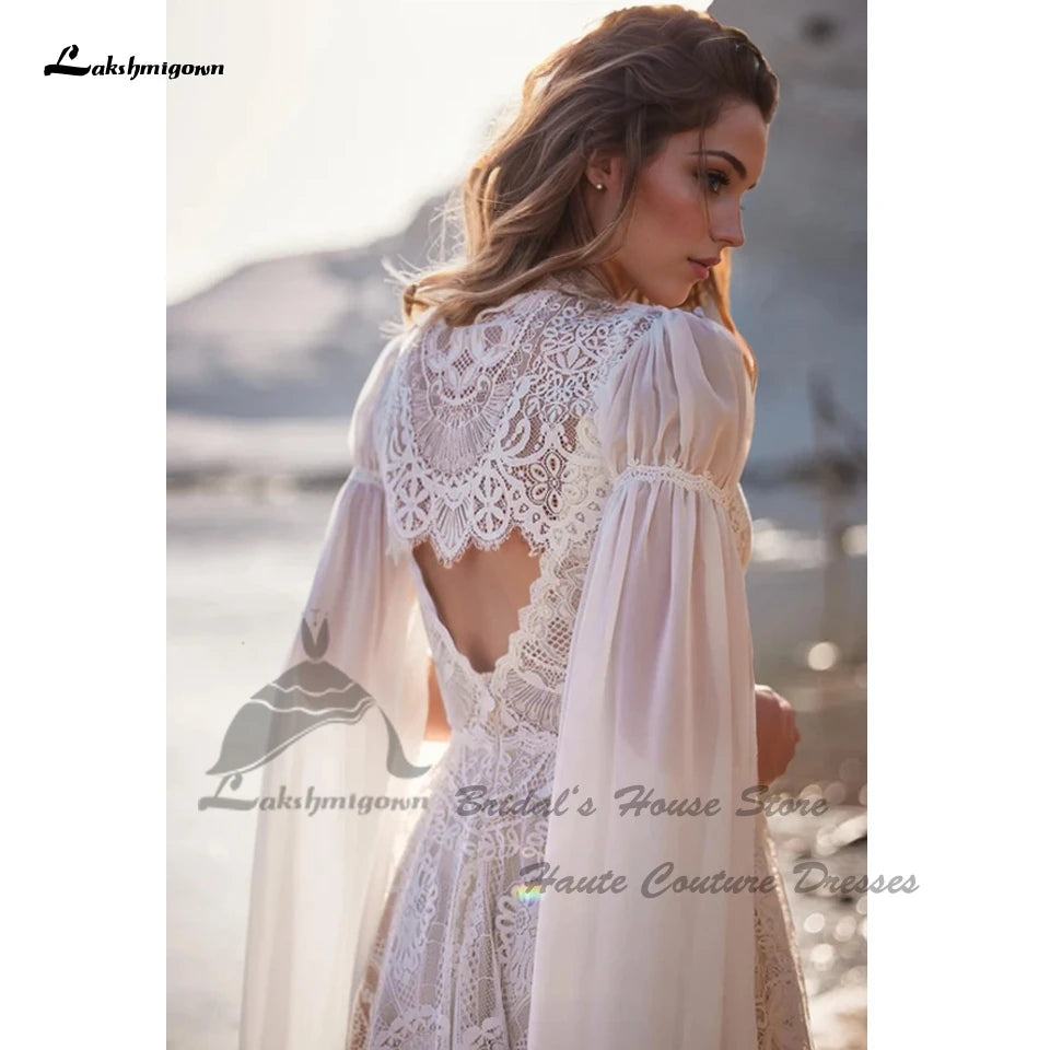 Robe de mariée bohème en tulle, dentelle et col V - CLEVI Paris