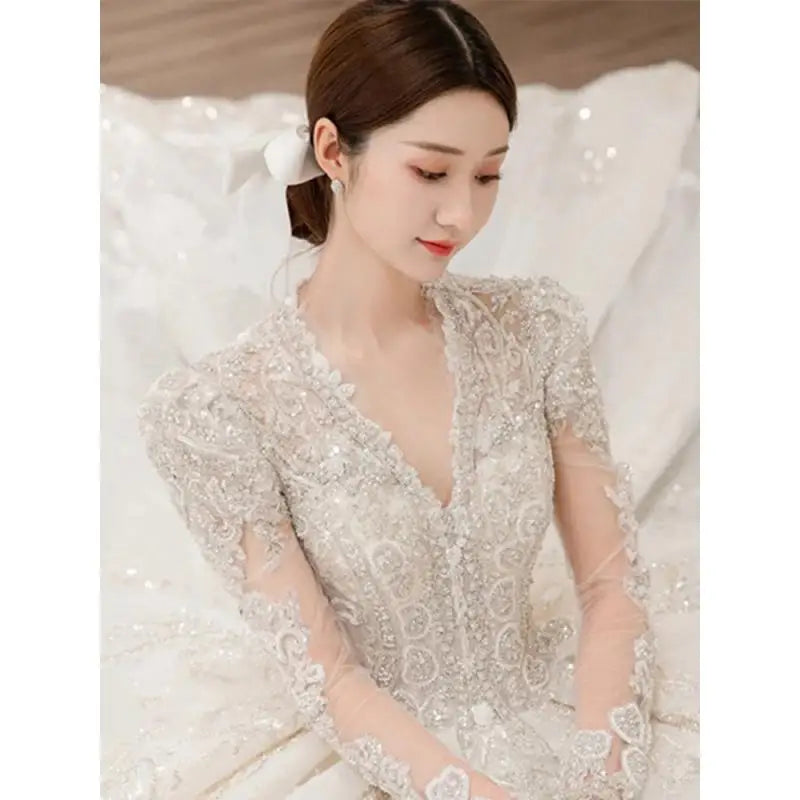 Robe de mariée satinée à manches longues – CLEVI Paris