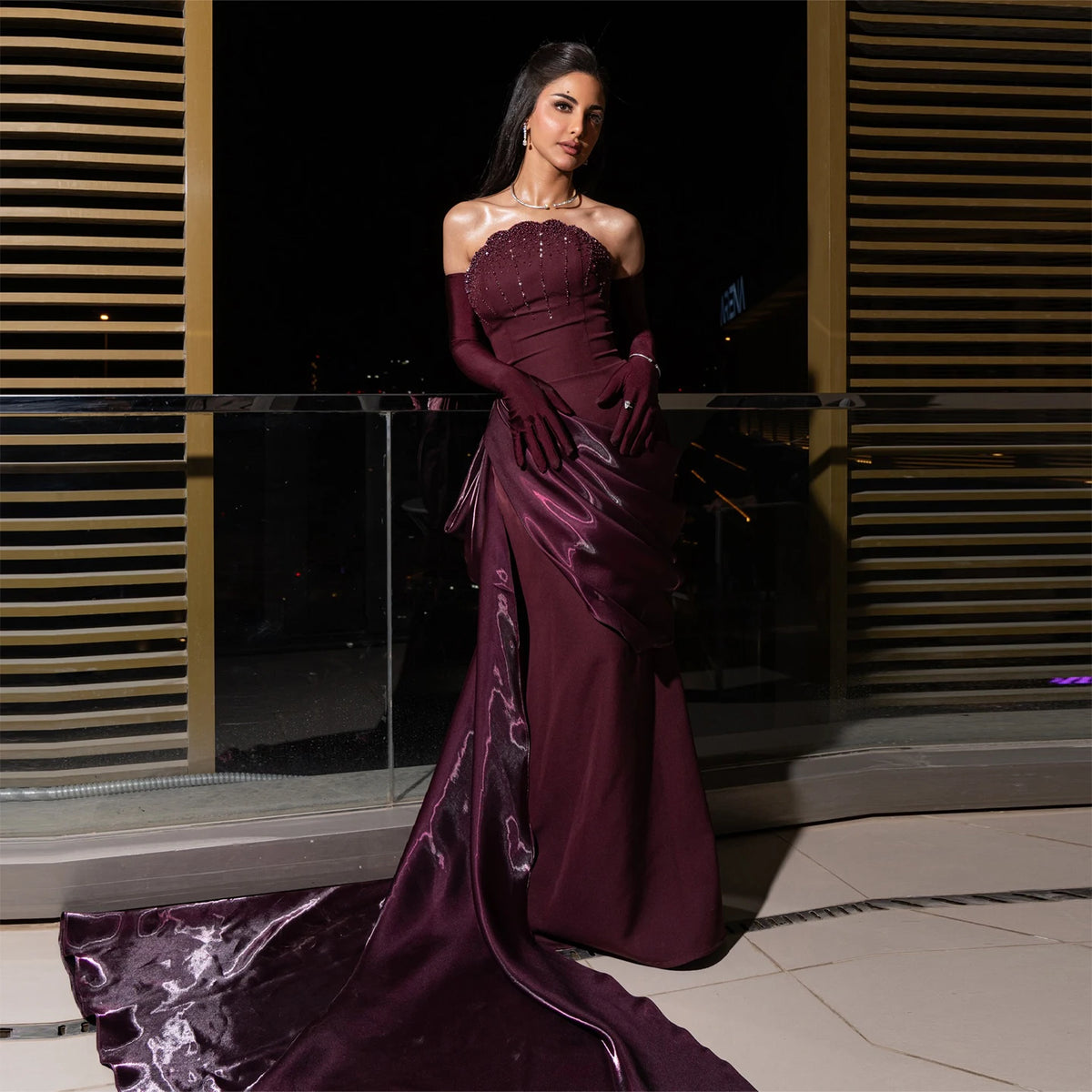 Robe de gala bustier perlée avec gants – CLEVI Paris