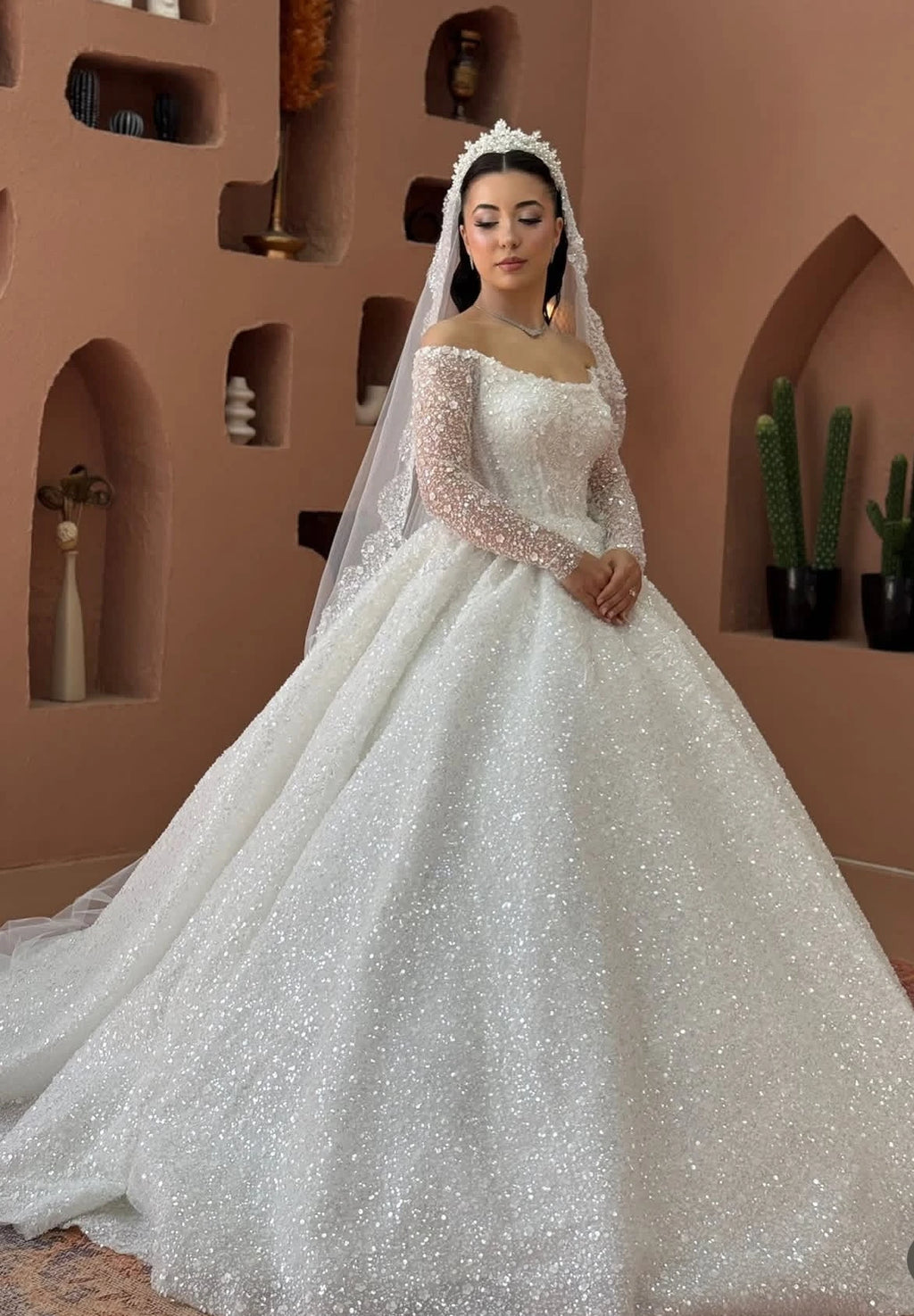 Robe de mariée en tulle à manches longues – CLEVI Paris