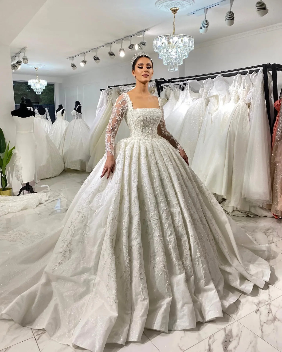 Robe de mariée satinée col carré – CLEVI Paris