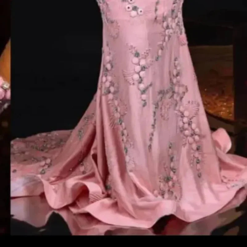 Robe sirène satinée épaules dénudées – CLEVI Paris