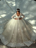 Robe de mariée princesse perlée à col V – CLEVI Paris
