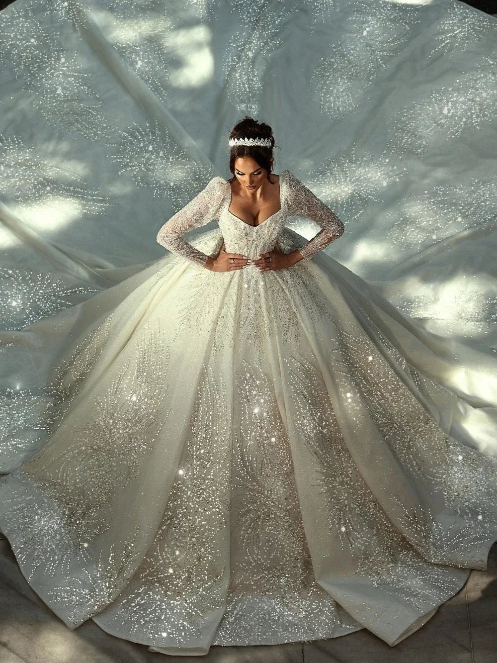 Robe de mariée princesse perlée à col V – CLEVI Paris