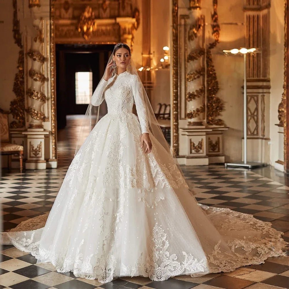 Robe de mariée en tulle à col haut – CLEVI Paris