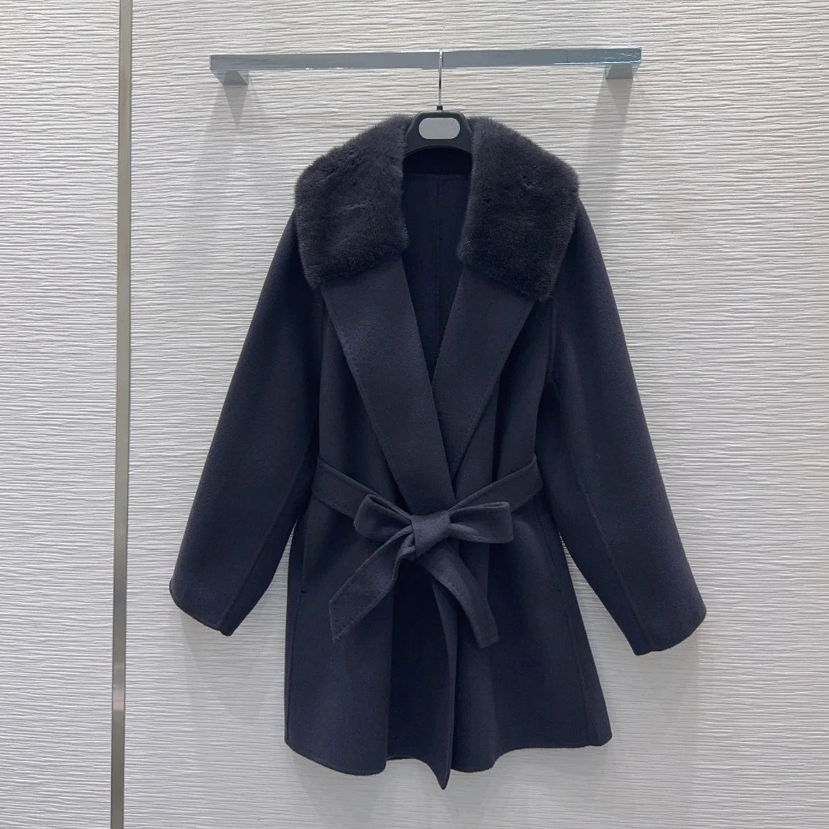 Manteau femme mi-long ceinturé à grand col – CLEVI Paris