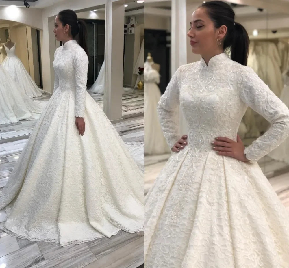 Robe de mariée en dentelle à col rond – CLEVI Paris