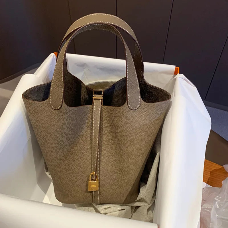 Sac Seau PU Grain Litchi Femme Fermeture Verrou Foulard Décor Cheval – CLEVI Paris
