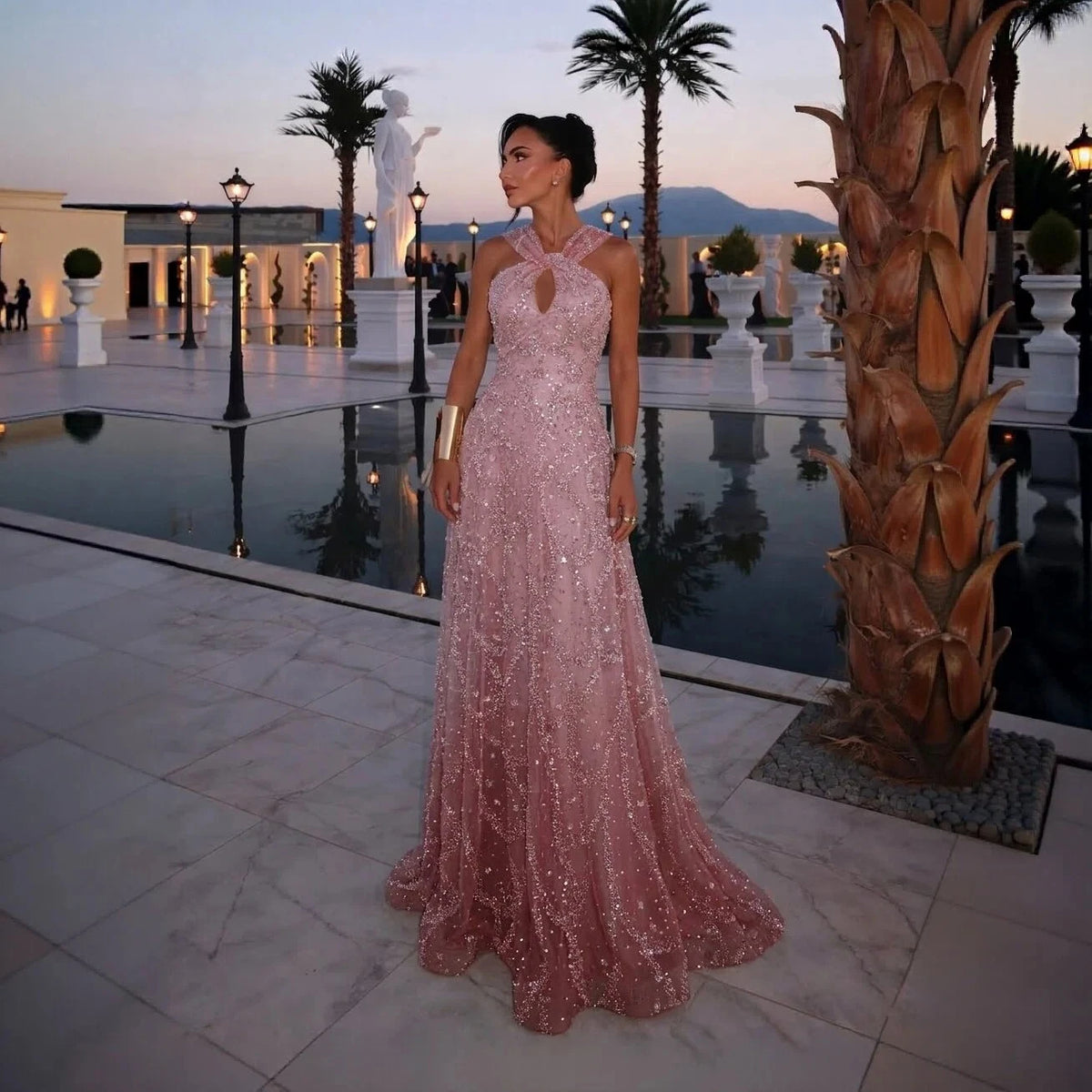 Robe de soirée trapèze perlée et croisée – CLEVI Paris