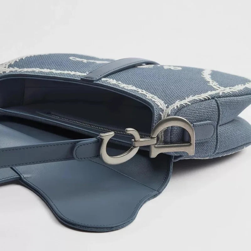 Sac de Selle Femme Coton Broderie Bleu & Blanc Motif Livre Bandoulière – CLEVI Paris
