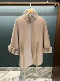Manteau cape femme ceinturé à col duveteux – CLEVI Paris