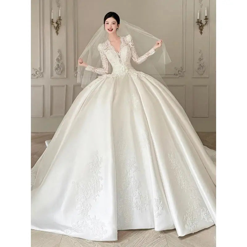 Robe de mariée satinée à col V et manches longues – CLEVI Paris