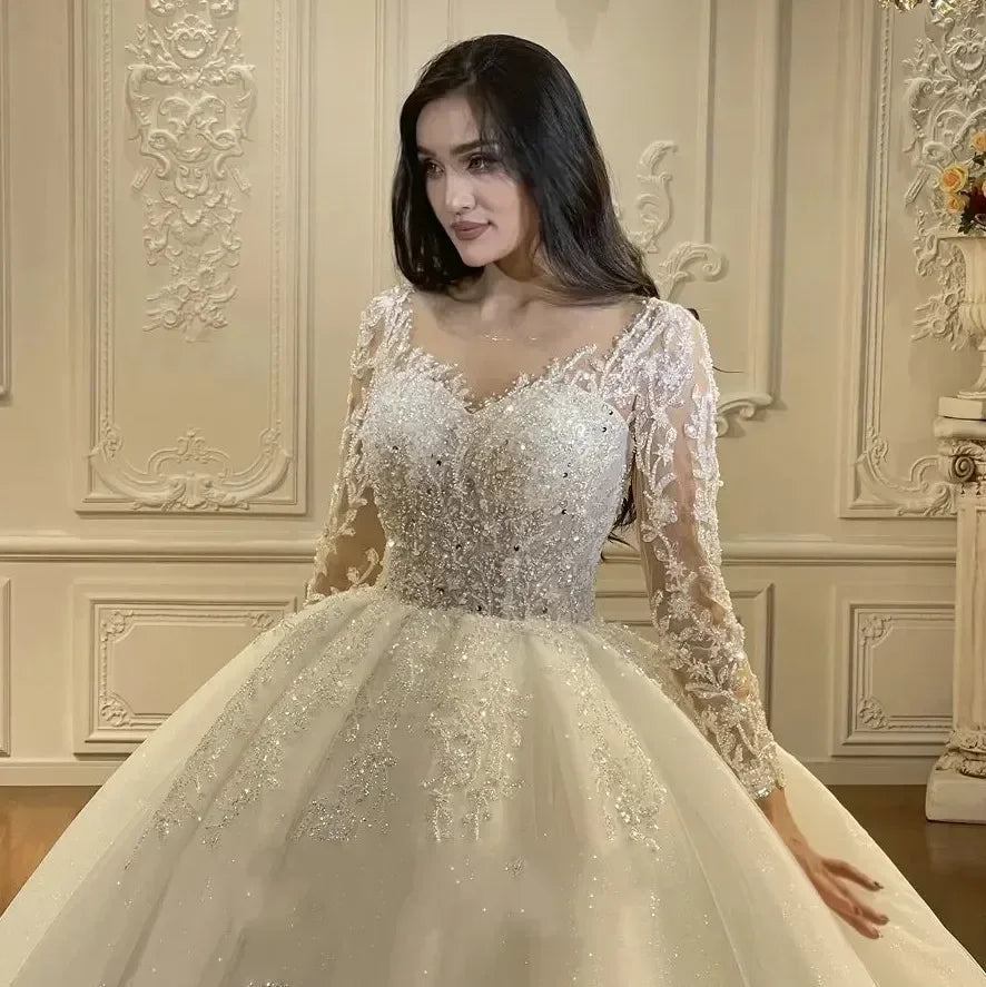 Robe de mariée perlée à manches longues – CLEVI Paris