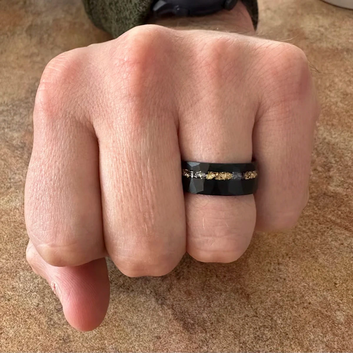 Bague Unisexe en Tungstène Noir Martelé 8 mm – CLEVI Paris