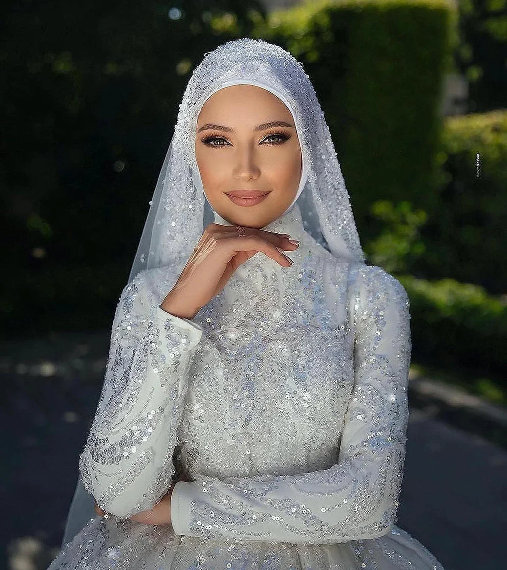 Robe de mariée musulmane en satin à col montant – CLEVI Paris