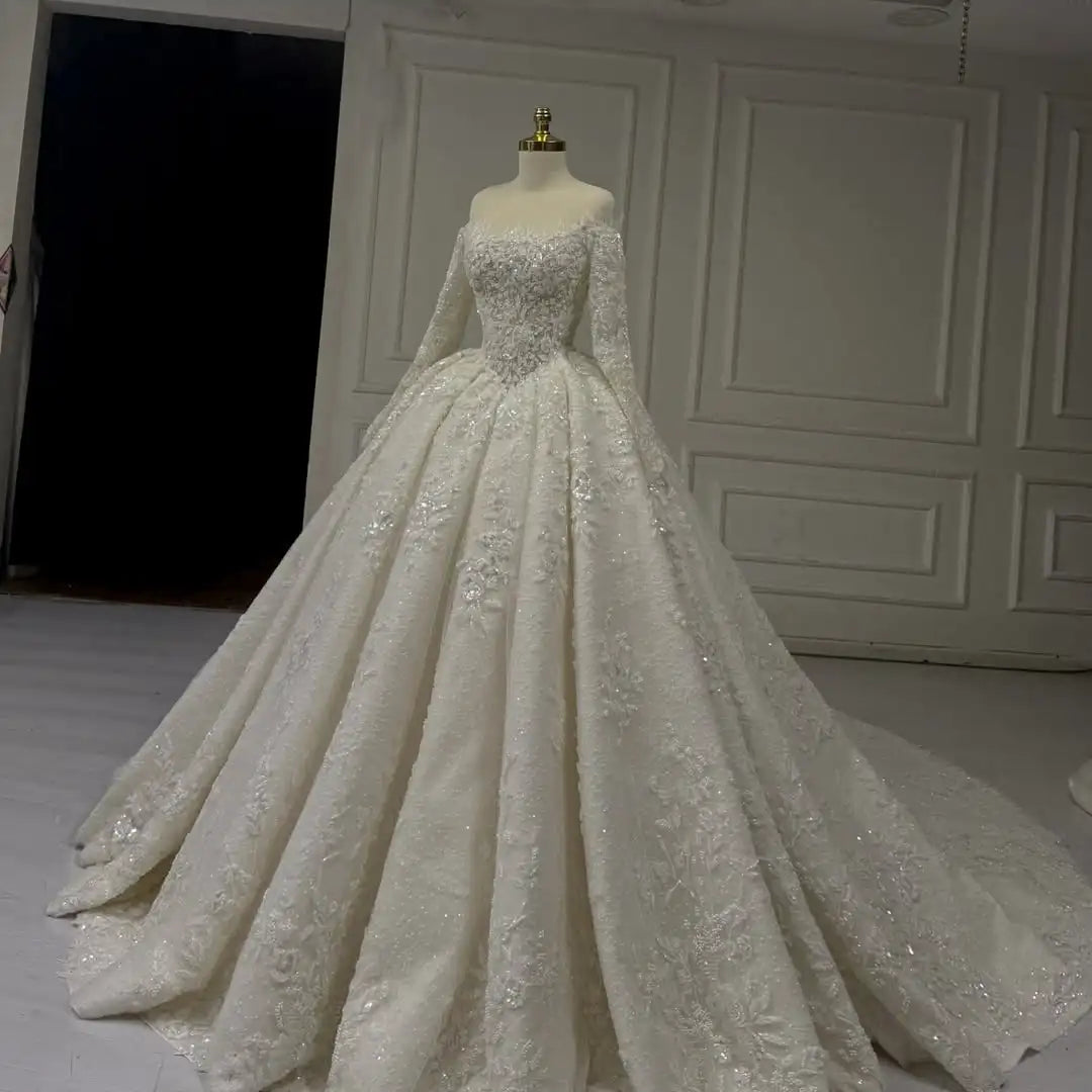 Robe de mariée en dentelle épaules dénudées – CLEVI Paris