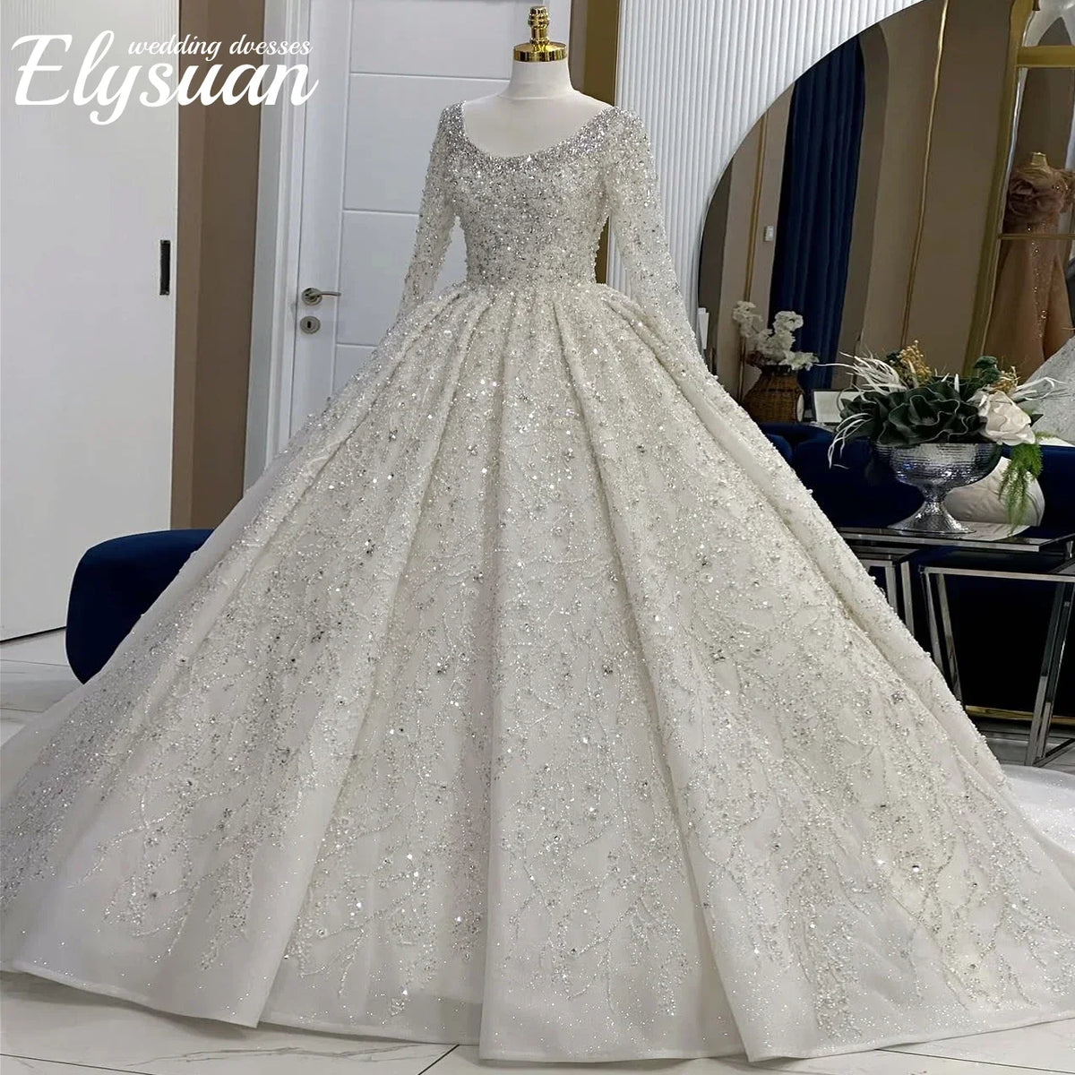 Robe de mariée princesse en tulle à manches longues – CLEVI Paris