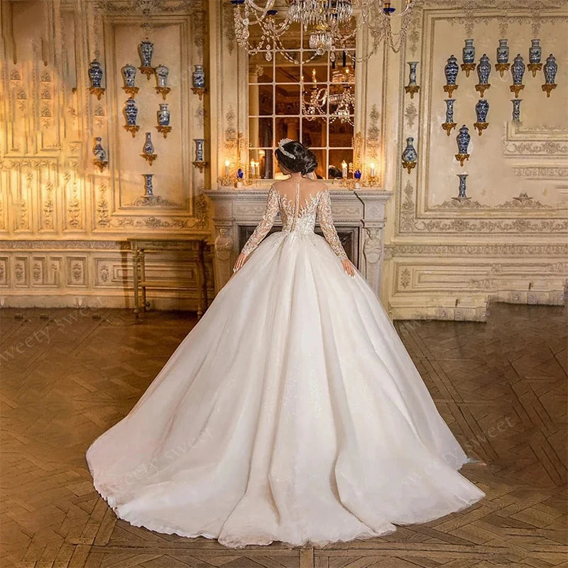 Robe de mariée brodée à manches évasées – CLEVI Paris