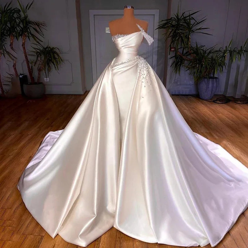 Robe de mariée satinée asymétrique – CLEVI Paris