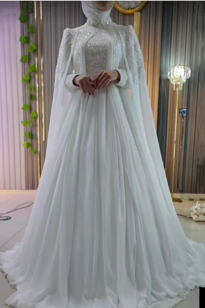 Robe de mariée en mousseline à col haut – CLEVI Paris