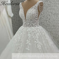 Robe de mariée ligne A en dentelle col en V – CLEVI Paris