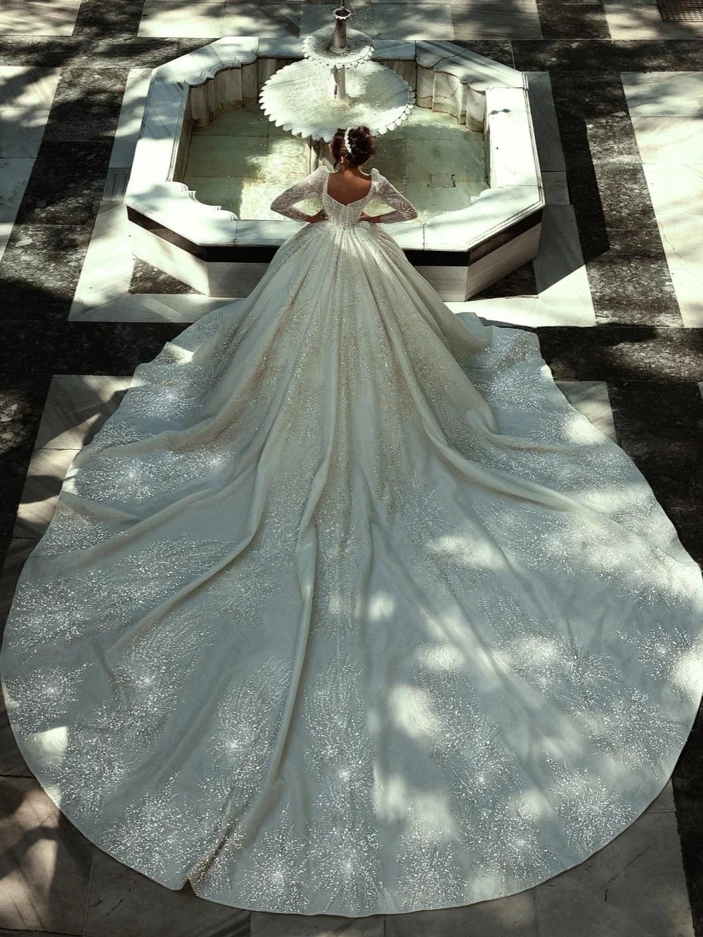 Robe de mariée princesse perlée à col V – CLEVI Paris