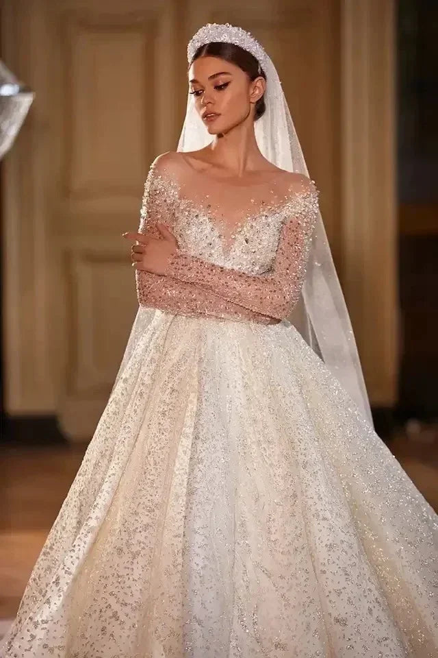 Robe de mariée en dentelle à encolure arrondie – CLEVI Paris