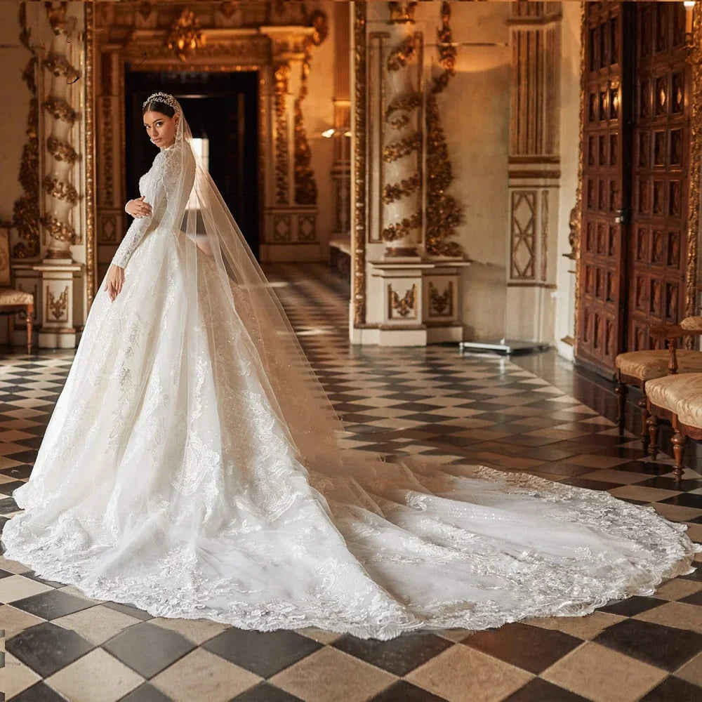 Robe de mariée en tulle à col haut – CLEVI Paris