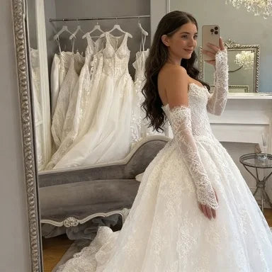 Robe de mariée ligne A en dentelle, perles et traîne – CLEVI Paris