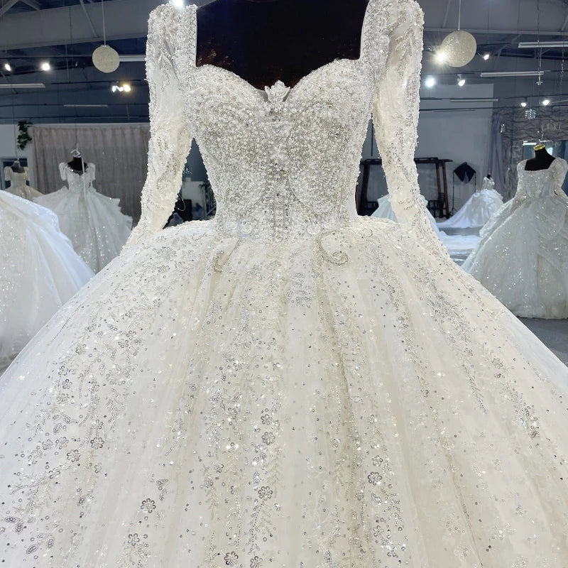 Robe de mariée en organza à col carré – CLEVI Paris