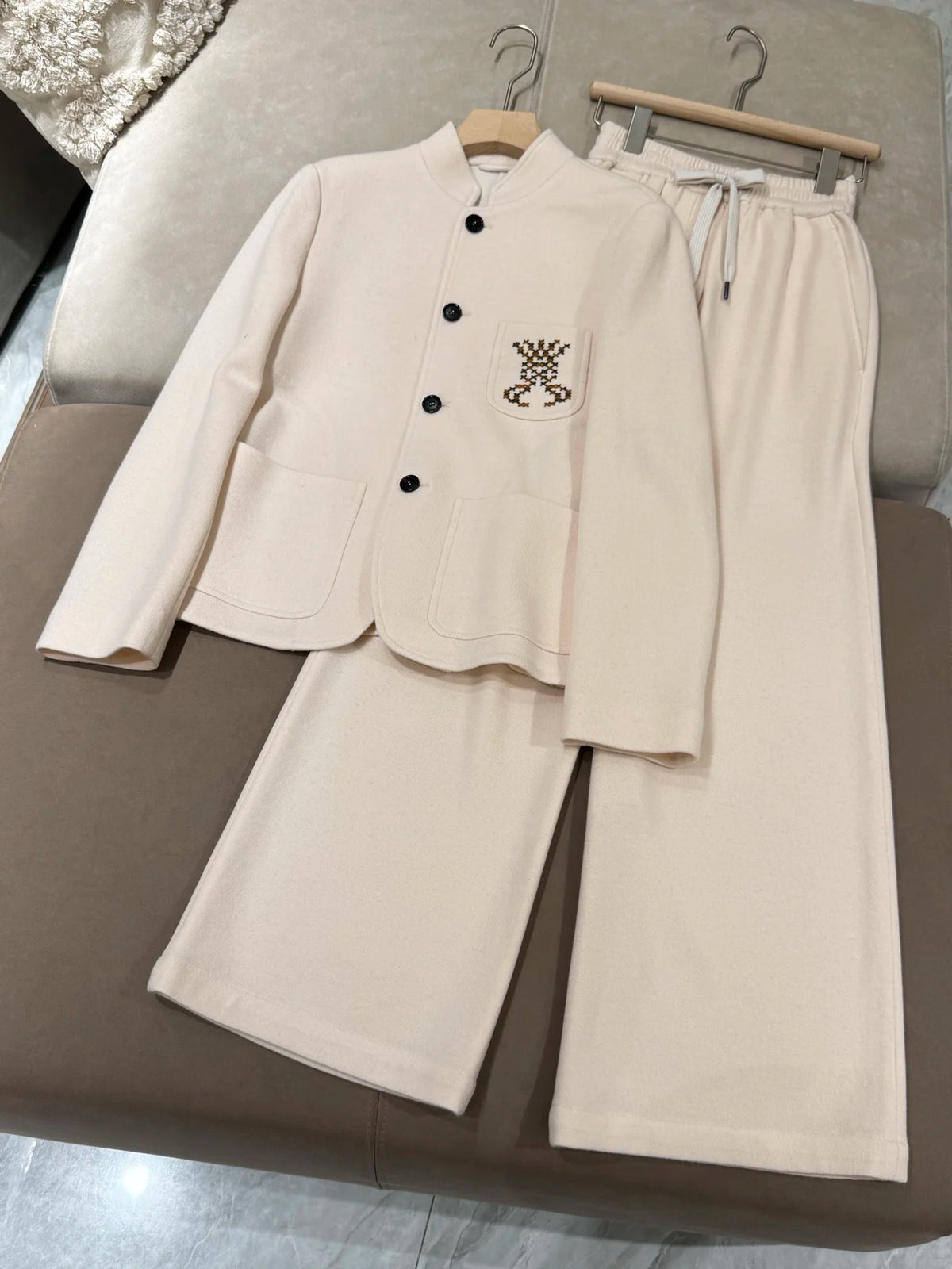 Ensemble femme veste col montant et pantalon – CLEVI Paris