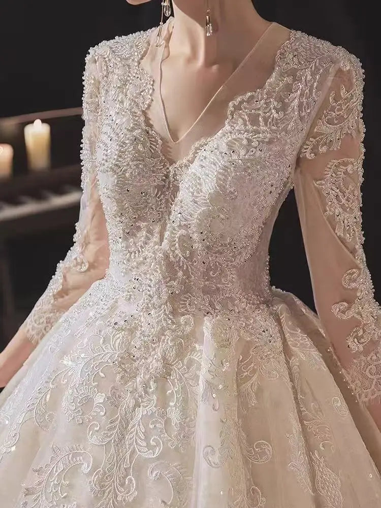 Robe de mariée princesse en dentelle à col V – CLEVI Paris