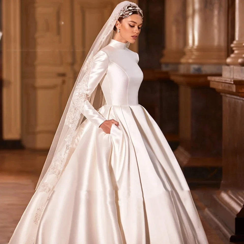 Robe de mariée satinée ligne A à col haut – CLEVI Paris