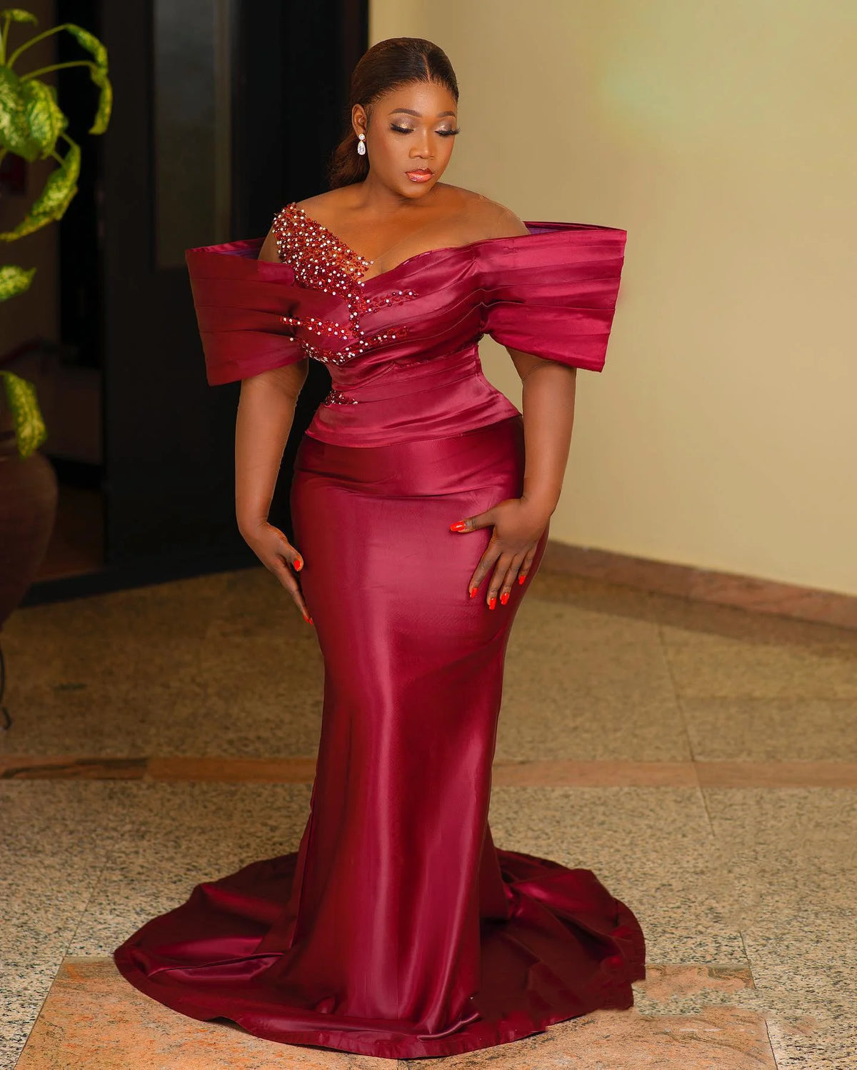 Robe de soirée sirène en satin perlé – CLEVI Paris