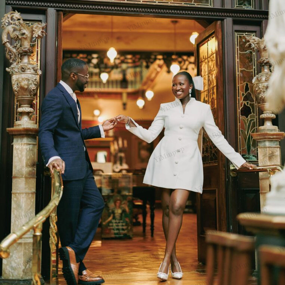 Robe de mariée courte civile satin col V – CLEVI Paris