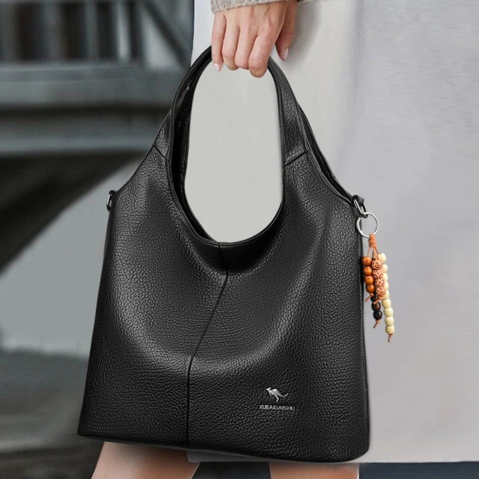 Sac seau femme souple à pompon – CLEVI Paris