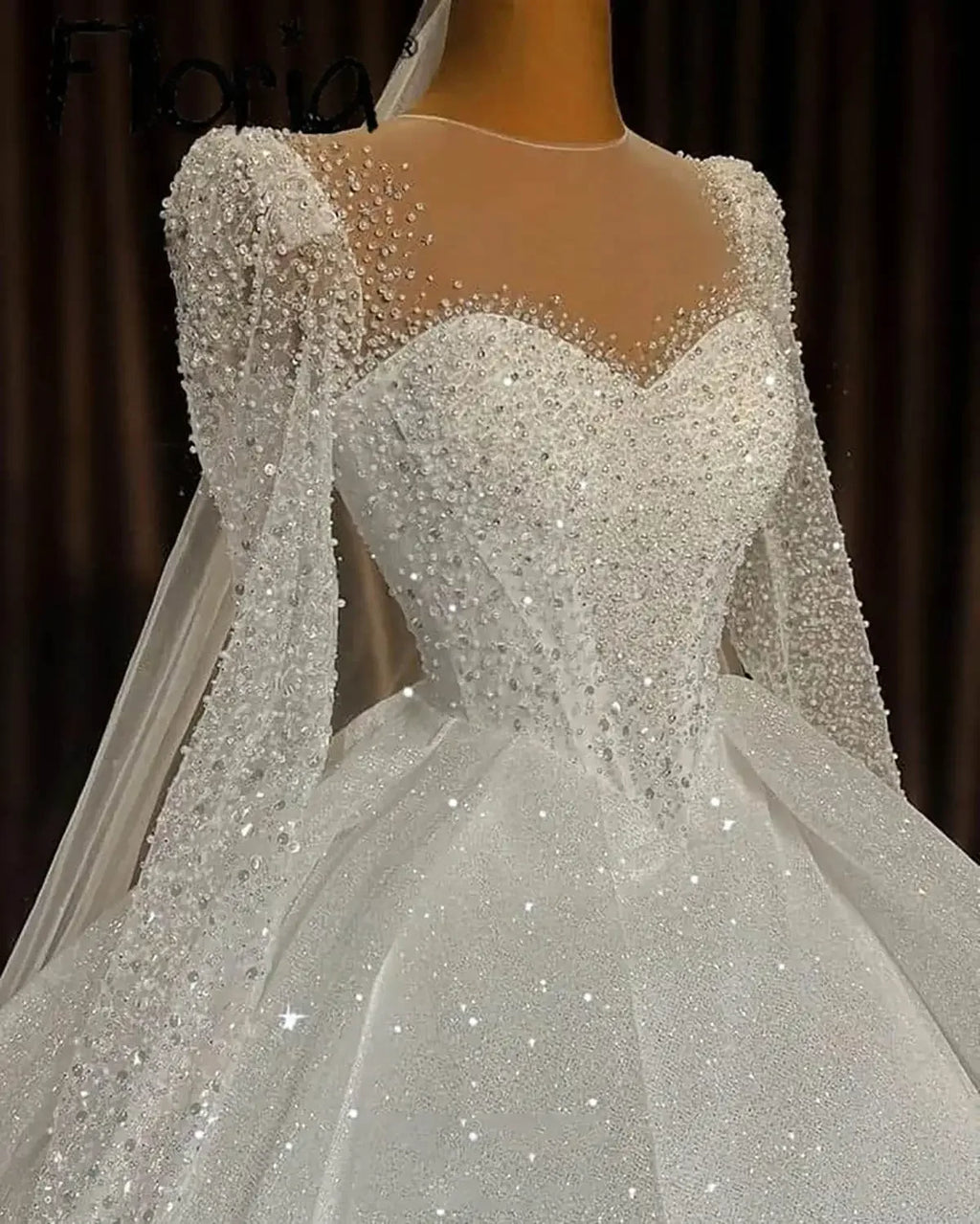 Robe de mariée en tulle perlé à col rond – CLEVI Paris