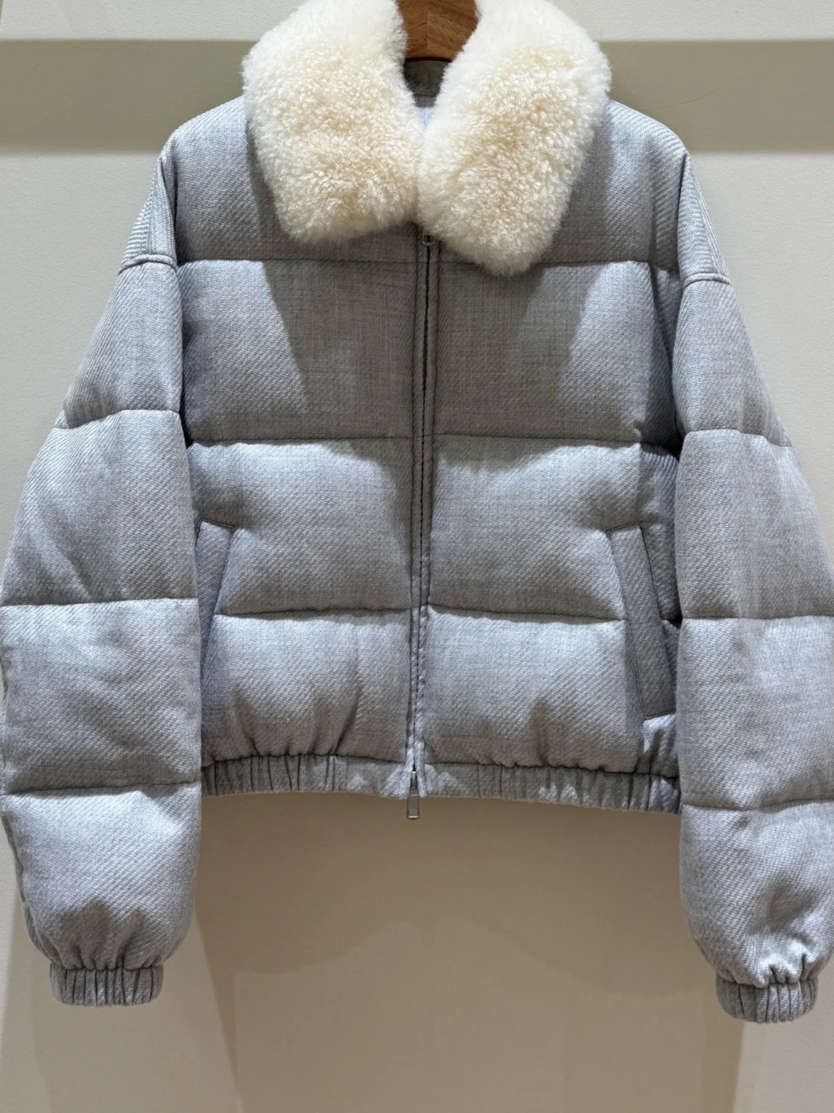 Doudoune courte femme grise à col bouclé – CLEVI Paris