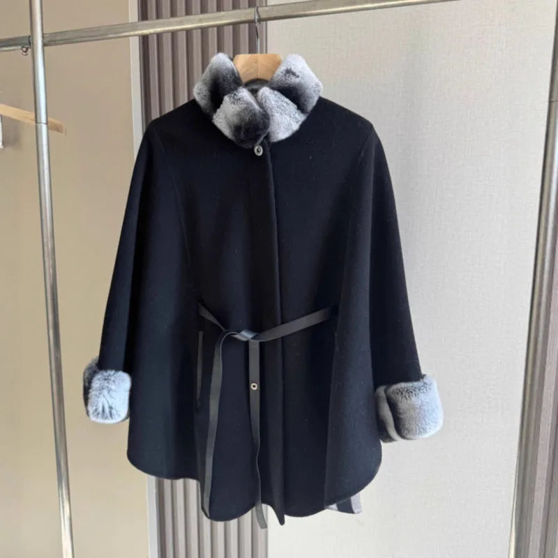 Manteau cape femme ceinturé, col effet fourrure – CLEVI Paris