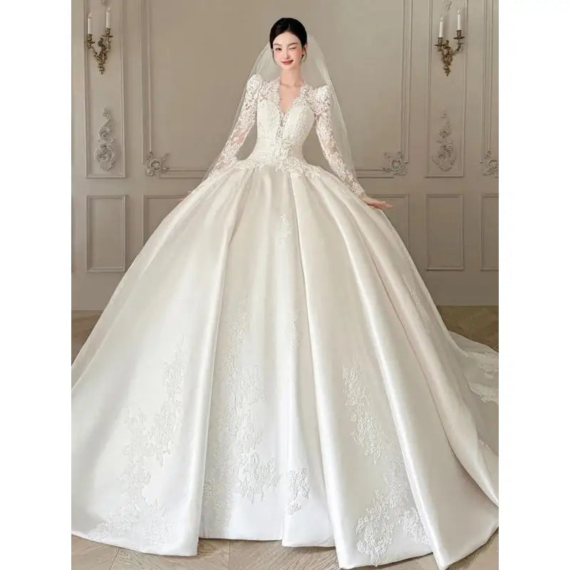 Robe de mariée satinée à col V et manches longues – CLEVI Paris