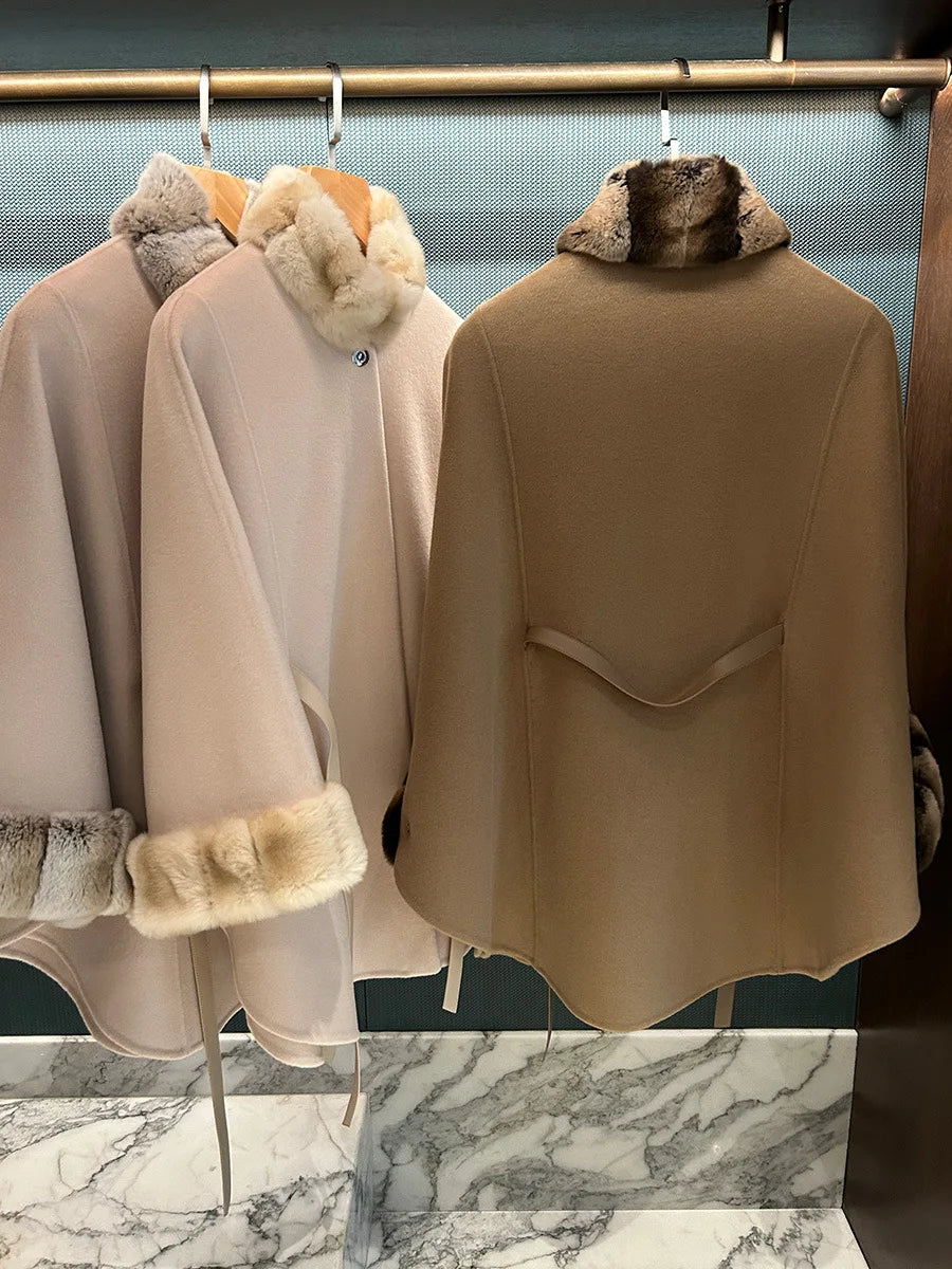 Manteau cape femme ceinturé à col duveteux – CLEVI Paris