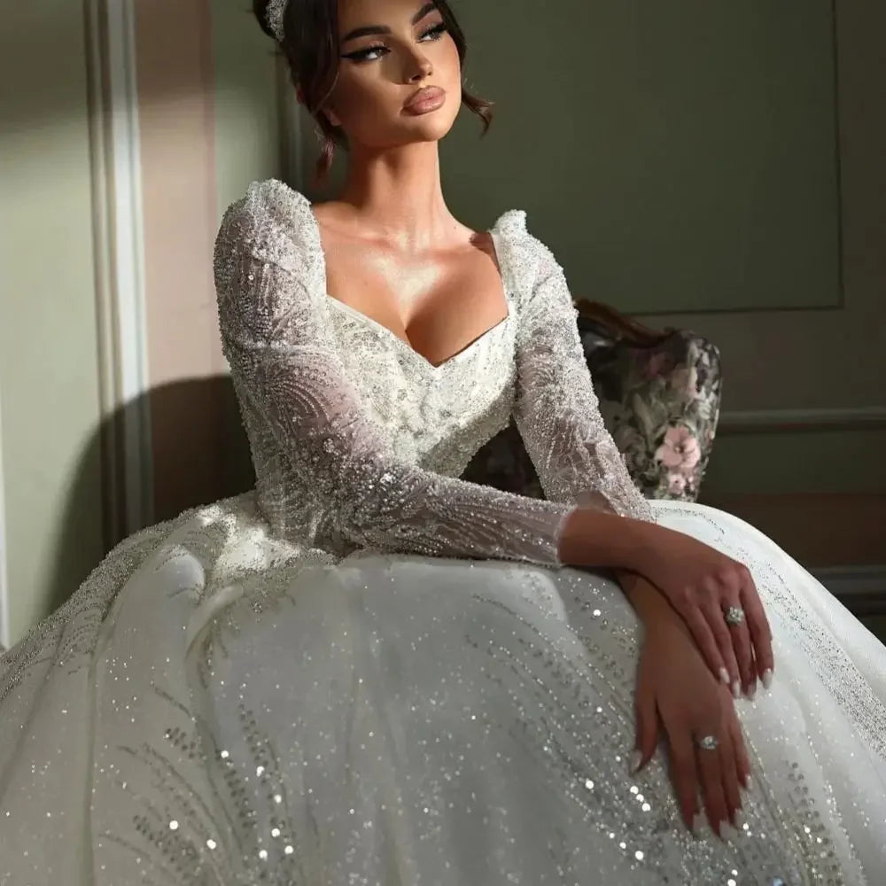 Robe de mariée princesse perlée à col V – CLEVI Paris