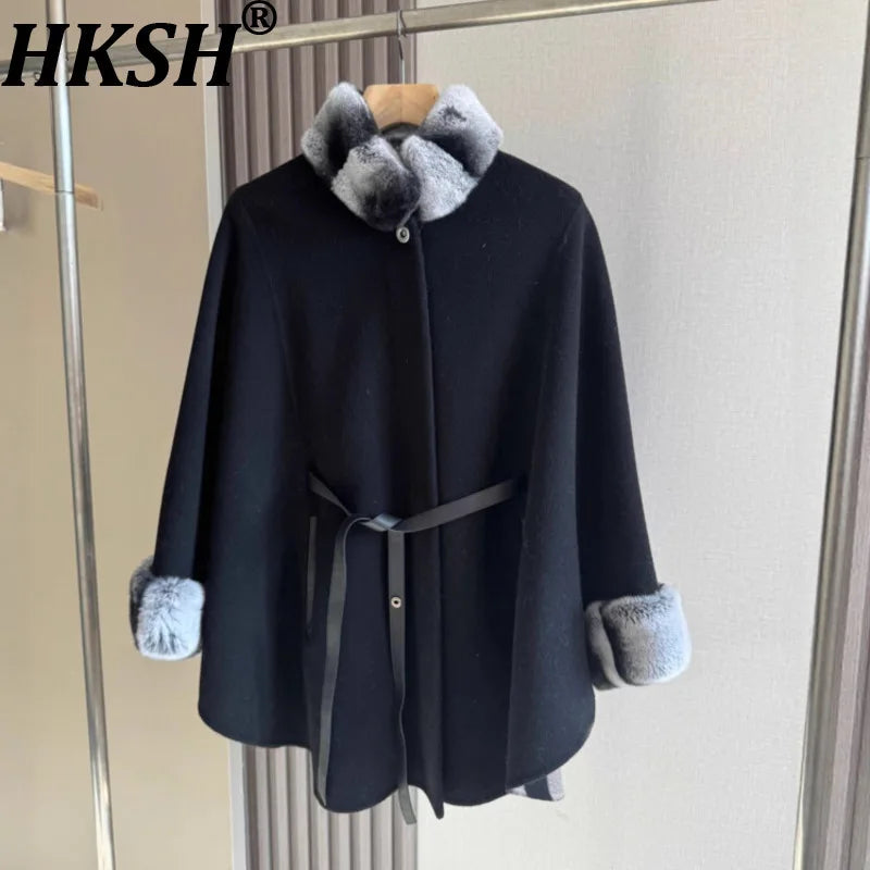 Manteau cape femme ceinturé, col effet fourrure – CLEVI Paris