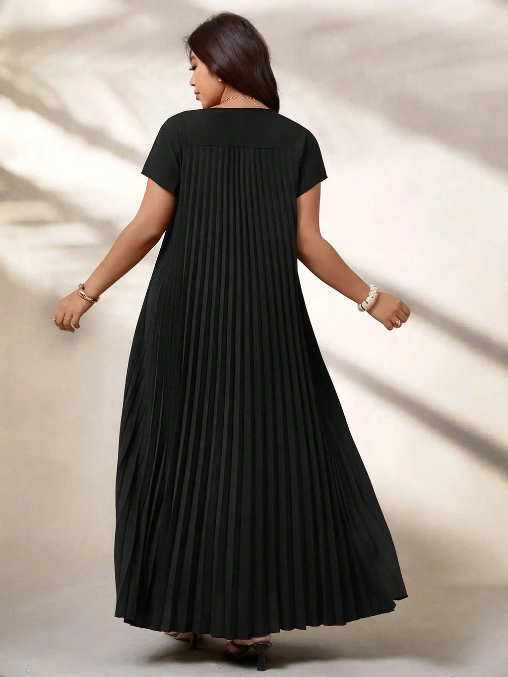 Robe Femme Grande Taille Noire Col Rond Plissée Loose Élégante – CLEVI Paris