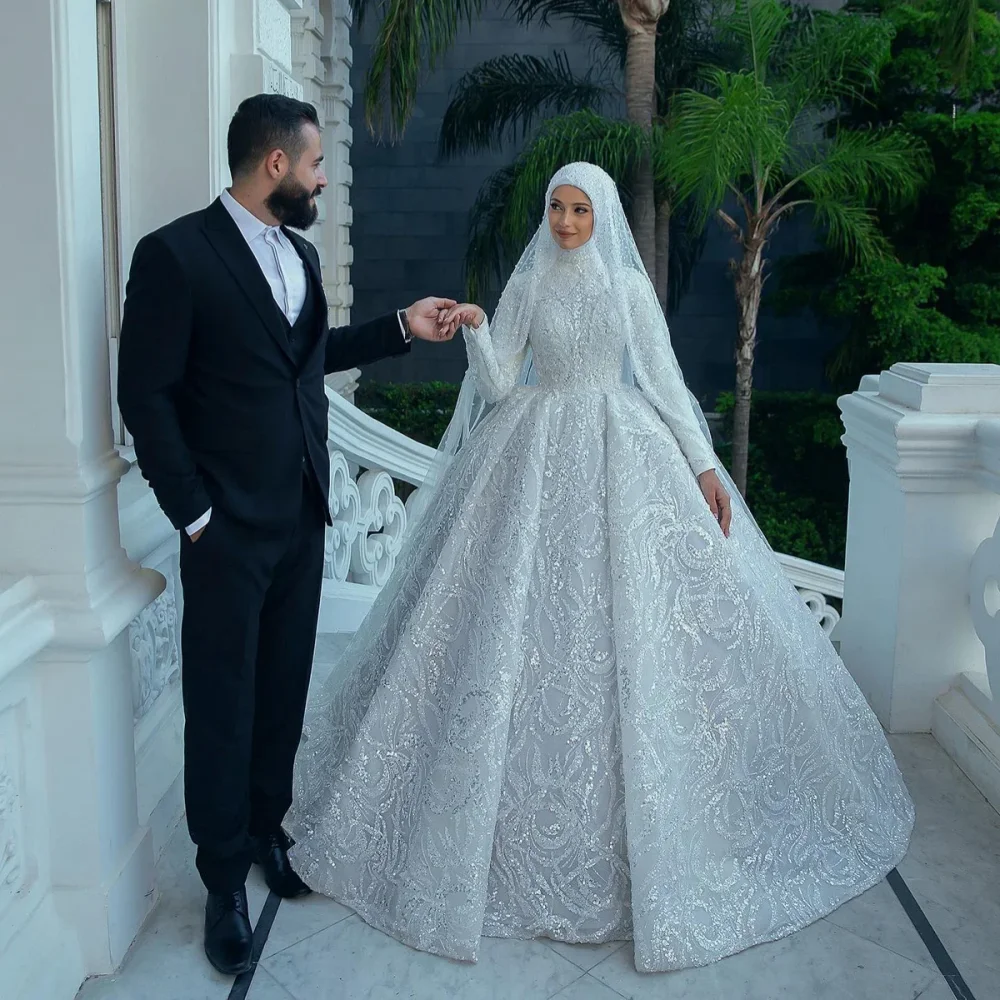 Robe de mariée musulmane en satin à col montant – CLEVI Paris