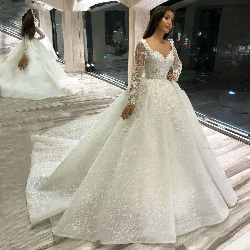 Robe de mariée princesse en dentelle à col cœur – CLEVI Paris