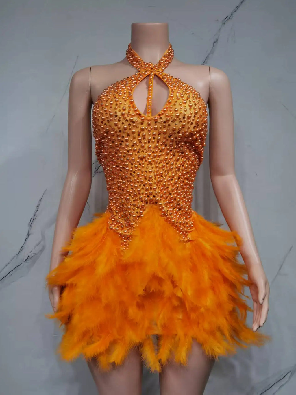Robe de danse latine à plumes et col dos nu – CLEVI Paris