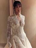 Robe de mariée en organza et tulle col V – CLEVI Paris